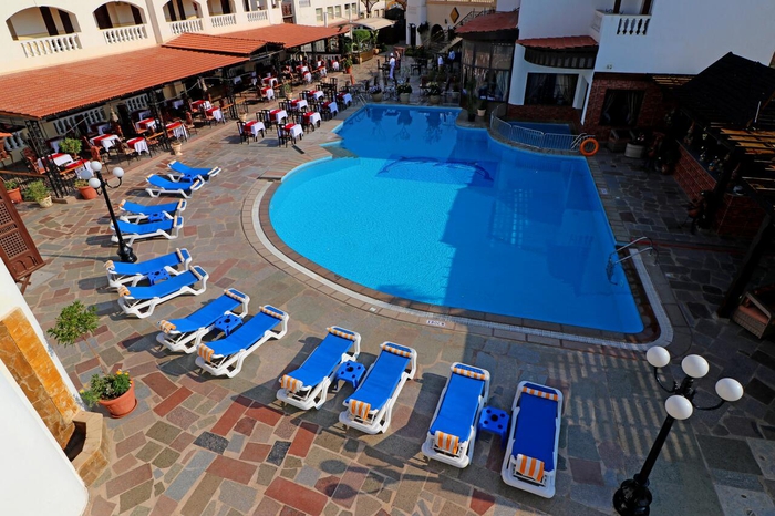 Resort con piscina