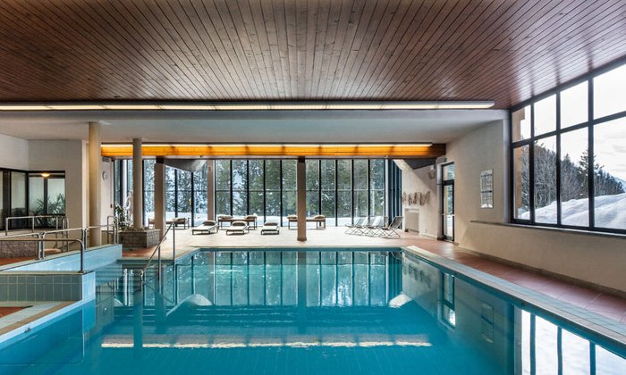 Piscina interna sotto la neve