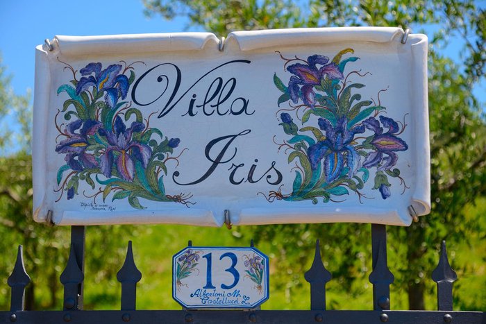 Villa Iris Insegna